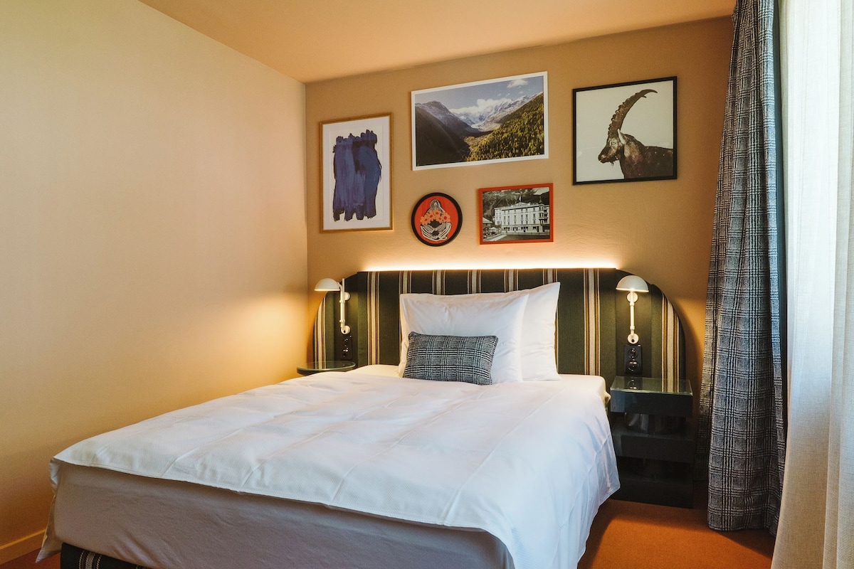 In-room safe, WiFi (free), bed sheets