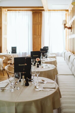 2 restaurants servant le petit déjeuner, le déjeuner et le dßner