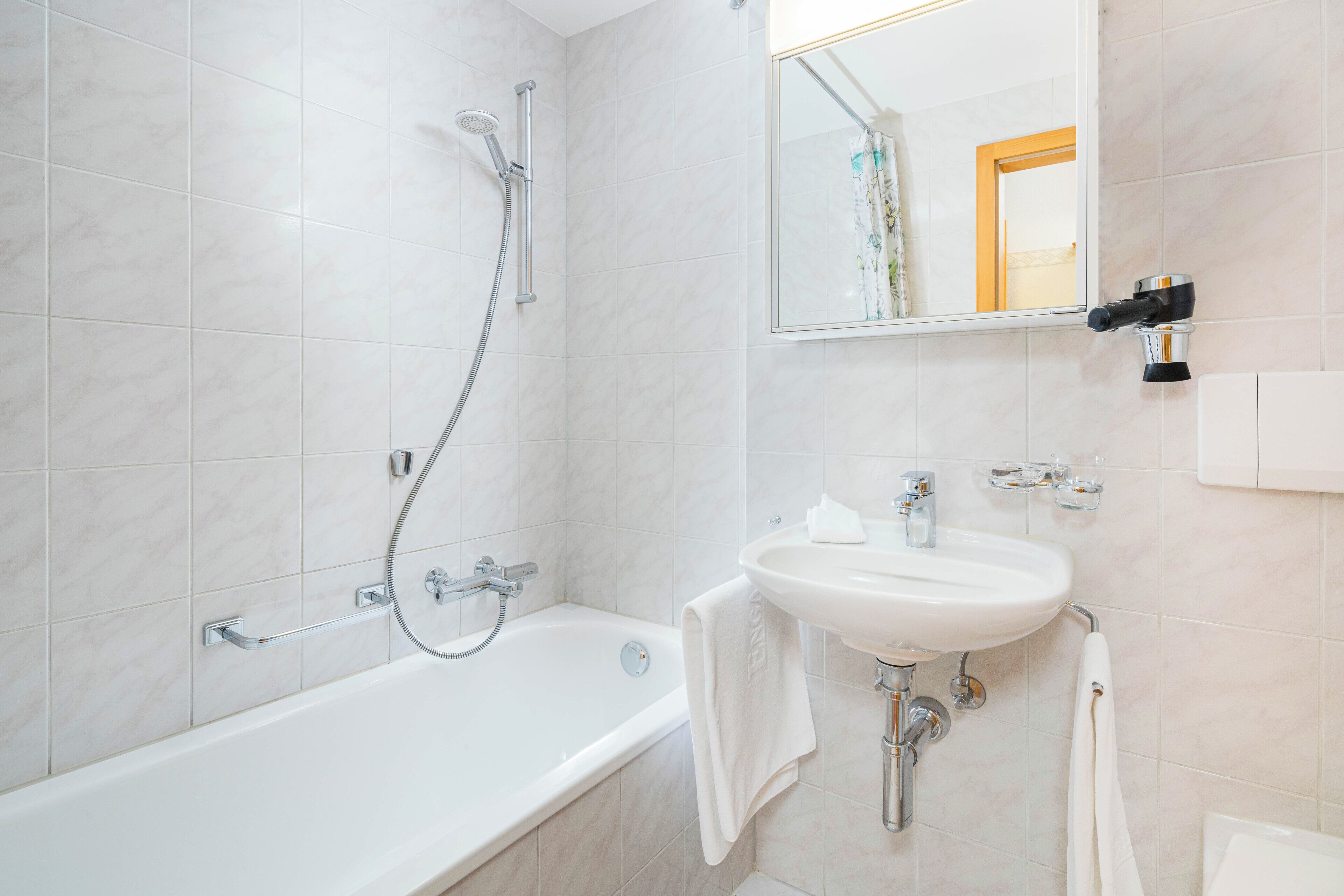 Un baño moderno con bañera, lavabo y ducha.