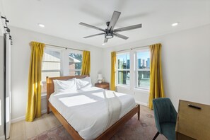 6 bedrooms, desk, iron/ironing board, free WiFi - The Axelrod | Sleeps 16 (Houston)