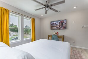 6 bedrooms, desk, iron/ironing board, free WiFi