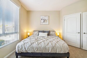 1 habitación, tabla de planchar con plancha y cuna de viaje