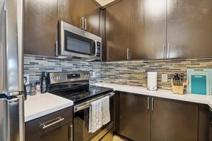 Een koelkast, een microgolfoven, een oven, een kookplaat