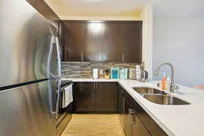 Een koelkast, een magnetron, een oven, een kookplaat