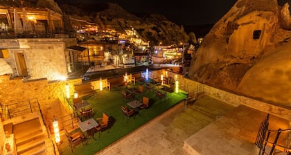 Arkelas Cave House