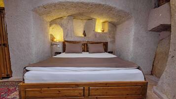 Deluxe Double Room | Egyptian cotton sheets, premium bedding, free minibar items