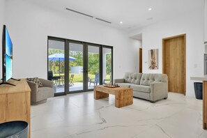 Casa, accesible para personas con discapacidad, baño privado (1902 Della Dr) | Salón
