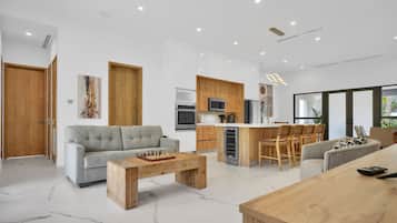 Casa, con acceso para personas discapacitadas, baño privado (1902 Della Dr) | Interior
