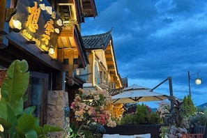 Exterior - Gone with Wind coffee Holiday Courtyard (Lijiang)