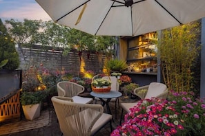 Outdoor dining - Gone with Wind coffee Holiday Courtyard (Lijiang)