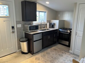 Private kitchen - Charming Tiny House minutes from Syracuse! (Syracuse)