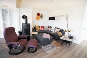 TV, peis, bøker og stereoanlegg