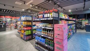Un rayon de supermarché avec des étagères remplies de divers produits.