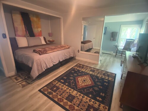 Michele’s Landing, Charming cottage in amazing Lake Leelanau, on narrows w/ dock