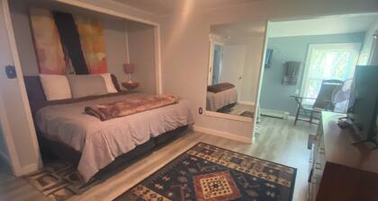 Michele’s Landing, Charming cottage in amazing Lake Leelanau, on narrows w/ dock