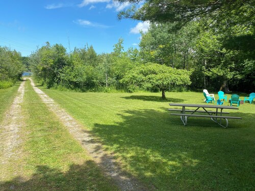 Michele’s Landing, Charming cottage in amazing Lake Leelanau, on narrows w/ dock