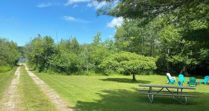 Michele’s Landing, Charming cottage in amazing Lake Leelanau, on narrows w/ dock