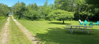 Michele’s Landing, Charming cottage in amazing Lake Leelanau, on narrows w/ dock