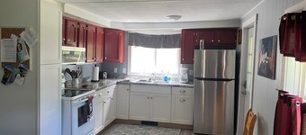 Michele’s Landing, Charming cottage in amazing Lake Leelanau, on narrows w/ dock