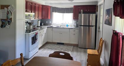 Michele’s Landing, Charming cottage in amazing Lake Leelanau, on narrows w/ dock