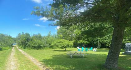 Michele’s Landing, Charming cottage in amazing Lake Leelanau, on narrows w/ dock