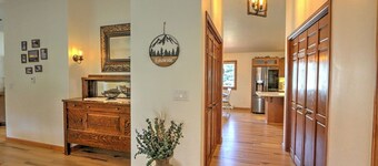 MTN Retreat w/Hot Tub, Dog Friendly, 7 mi 2 Skiing