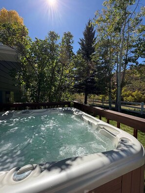 Outdoor spa tub