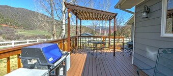 Mountain Retreat w/ Hot Tub, Scenic Decks, Grill, Dog Friendly & 7 mi. to Skiing