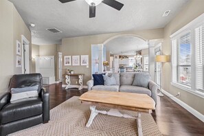 Älytelevisio, takka, työhuone