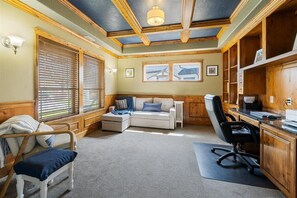 Älytelevisio, takka, työhuone