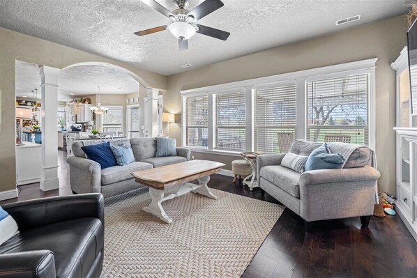 Älytelevisio, takka, työhuone