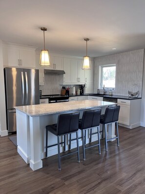 Fridge, oven, stovetop, dishwasher