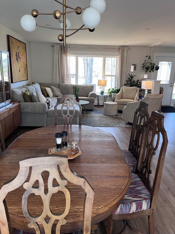 Smart TV, computer monitors, printers - Family retreat close to Charlottetown (Meadowbank)