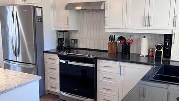 Réfrigérateur, four, plaque de cuisson, lave-vaisselle