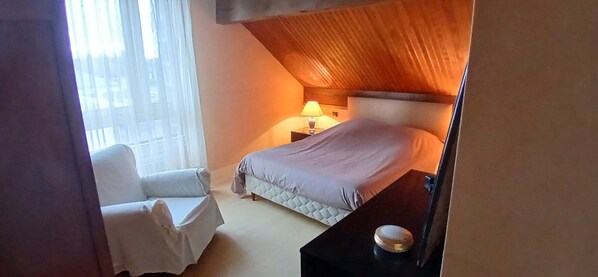 6 bedrooms, iron/ironing board, free WiFi, bed sheets