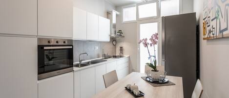 Ofen, Kochgeschirr/Geschirr/Besteck, Esstisch