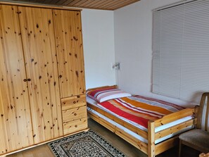 2 bedrooms, iron/ironing board, free WiFi, bed sheets