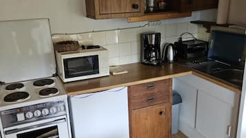 Een koelkast, een magnetron, een oven, een kookplaat