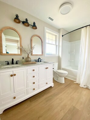 Chuveiro, secador de cabelo, toalhas de banho, sabonete