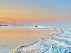 Perto da praia, espreguiçadeiras 