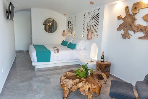 Margarita Hotel & Suites