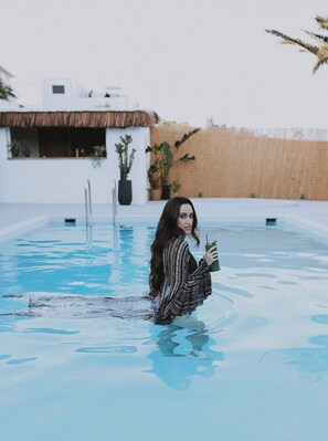 Una piscina al aire libre de temporada