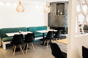 TV - Margarita Hotel & Suites (Santorini)