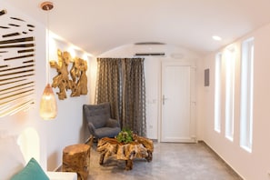 Suite | Living area | TV