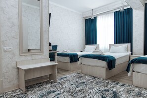 Habitación Deluxe con 1 cama doble o 2 individuales, vistas al patio | Escritorio y espacio para trabajar con un portátil