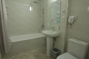 Superior Triple Room | Bathroom | Free toiletries, hair dryer, bathrobes, slippers - HOTEL MERCURI MERIDIAN (Bukhara)