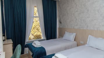 Kahden hengen standard-huone (yksi tai kaksi sänkyä), kaupunkinäköala | Työpöytä, kannettavalle tietokoneelle sopiva työtila, äänieristys