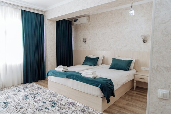 Habitación Deluxe con 1 cama doble o 2 individuales, vistas al patio | Escritorio y espacio para trabajar con un portátil