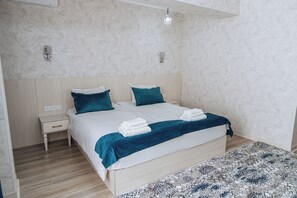 Habitación Deluxe con 1 cama doble o 2 individuales, vistas al patio | Escritorio y espacio para trabajar con un portátil