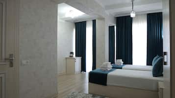 Superior-Doppel- oder -Zweibettzimmer | Schreibtisch, laptopgeeigneter Arbeitsplatz, schallisolierte Zimmer